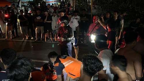 Proses evakuasi korban tabrak lari di Jalan Kerta Dalem, Sidakarya, Denpasar, Bali, Selasa (21/10/2025). (Foto: Dok. Polresta Denpasar)
