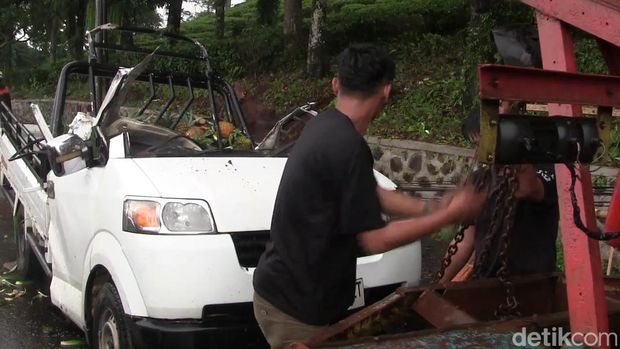 Proses evakuasi korban tertimpa pohon di Nagrog, Ciater, Subang