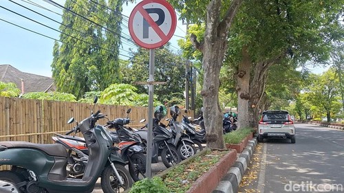 Puluhan motor ojol yang terparkir di atas trotoar di Jalan Sriwijaya, depan Lombok Epicentrum Mall, Rabu (22/10/2025).