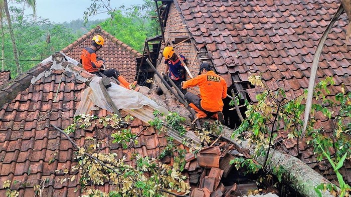 Puluhan rumah di Bondowoso rusak diterjang hujan dan angin kencang