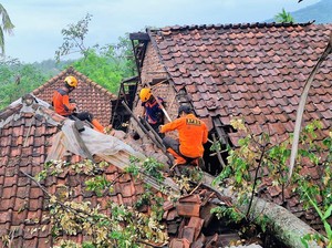 Diterjang Hujan dan Angin Kencang, Sejumlah Rumah di Bondowoso Rusak