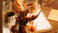 Selain itu, Raisa juga memesan menu dessert berupa es krim sundae cokelat yang disajikan dengan berbagai topping. Foto: Instagram/@raisa6690