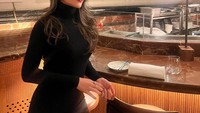 Ibu satu anak tersebut memperlihatkan pose cantiknya saat berada di bar restoran. Restorannya memiliki interior klasik dan penuh sejarah. Foto: Instagram/@raisa6690