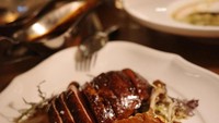 Salah satu menu yang Raisa pesan adalah Veal Cutlet atau potongan daging sapi muda yang berasal dari anak sapi. Menu ini disajikan dengan saus. Foto: Instagram/@raisa6690