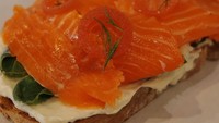 Tak hanya matcha, di kafe tersebut, pelantun Makin Cantik ini juga memesan sourdough yang disajikan dengan topping salmon. Foto: Instagram/@raisa6690