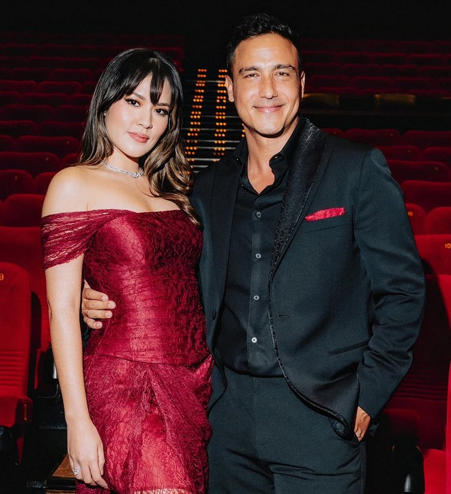 Sesekali, mereka menampilkan kebersamaan untuk momen-momen penting. Seperti ketika Hamish menunjukkan dukungan dengan mengunggah foto bersama di penayangan perdana film dokumenter konser Raisa, ‘Harta Tahta’ pada Juni 2024. Foto: Instagram/@hamishdw