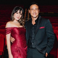 Sesekali, mereka menampilkan kebersamaan untuk momen-momen penting. Seperti ketika Hamish menunjukkan dukungan dengan mengunggah foto bersama di penayangan perdana film dokumenter konser Raisa, ‘Harta Tahta’ pada Juni 2024. Foto: Instagram/@hamishdw