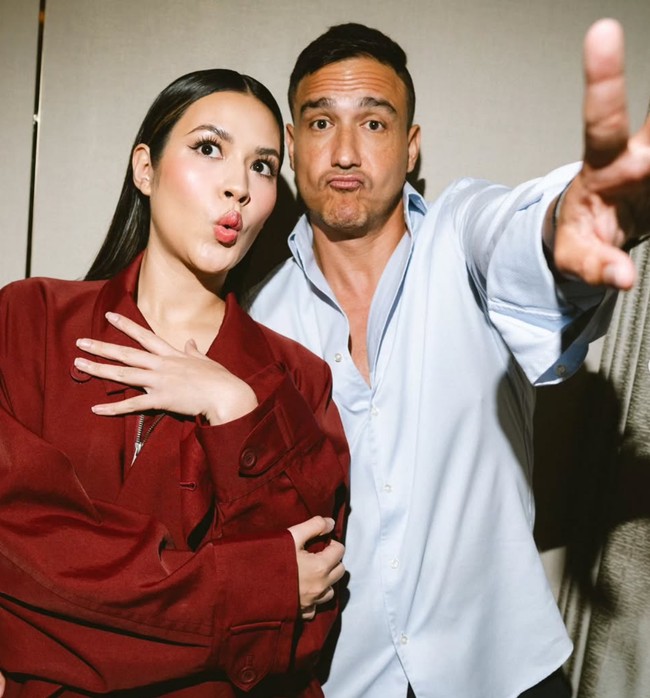 Setelah delapan tahun menikah, keduanya terbilang jarang memamerkan kemesraan mereka di publik maupun media sosial. Foto: Instagram/@hamishdw