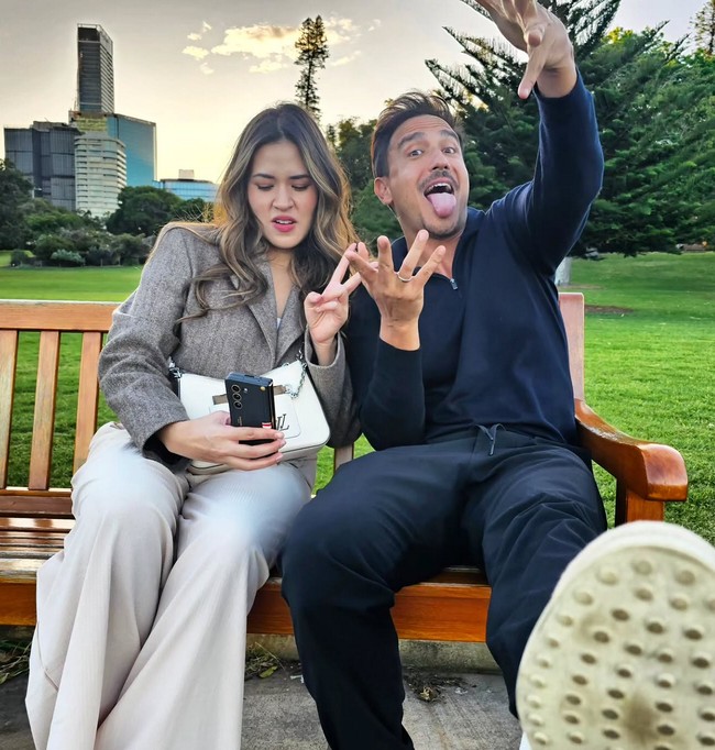 Pernikahan mereka pun sempat jadi sorotan dan perbincangan netizen karena tahun ini semakin jarang terlihat foto bersama. Foto: Instagram/@hamishdw