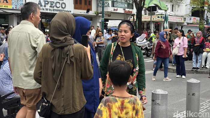 Rara si Pawang Hujan saat menyaksikan kirab kereta kuda Keraton Jogja di Malioboro, Rabu (22/10/2025).