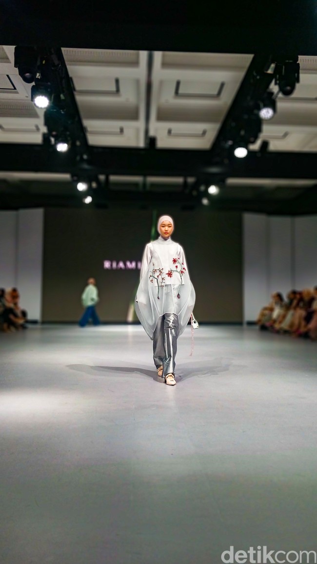 Ria Miranda menjelaskan pengerjaan koleksi kali ini sangat detail dan menuntut kerapian ini. Dia membuat koleksi Juxtaposed ditempatkan sebagai edisi terbaru dari lini RiaMiranda Signature, yang memang menjadi ruang idealisnya untuk bereksplorasi sebagai desainer. Foto: Andhika Prasetia.