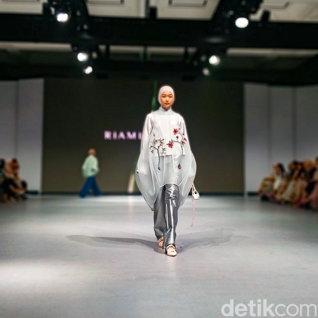 Foto: Koleksi Busana Ria Miranda Signature 2025 Berkonsep Multi-Way Styling