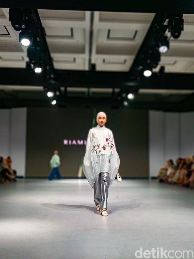 Foto: Koleksi Busana Ria Miranda Signature 2025 Berkonsep Multi-Way Styling