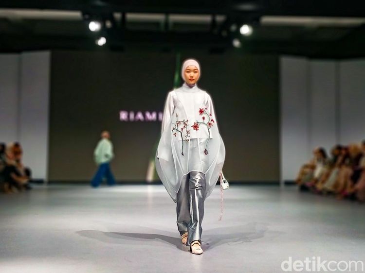 Foto: Koleksi Busana Ria Miranda Signature 2025 Berkonsep Multi-Way Styling