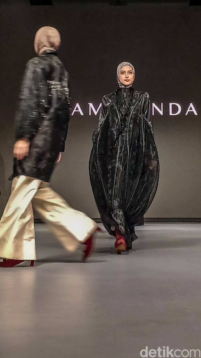 Koleksi Juxtaposed menjadi tantangan bagi Ria Miranda untuk tetap mempertahankan ciri khas feminin jenamanya di tengah eksplorasi warna baru. Eksplorasi utama dalam koleksi signature ini terletak pada kompleksitas pola dan cutting yang dirancang sedemikian rupa hingga terlihat sederhana, namun sesungguhnya membutuhkan tingkat pengerjaan yang rumit dan detail. Foto: Andhika Prasetia.