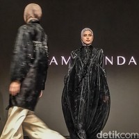 Koleksi Juxtaposed menjadi tantangan bagi Ria Miranda untuk tetap mempertahankan ciri khas feminin jenamanya di tengah eksplorasi warna baru. Eksplorasi utama dalam koleksi signature ini terletak pada kompleksitas pola dan cutting yang dirancang sedemikian rupa hingga terlihat sederhana, namun sesungguhnya membutuhkan tingkat pengerjaan yang rumit dan detail. Foto: Andhika Prasetia.