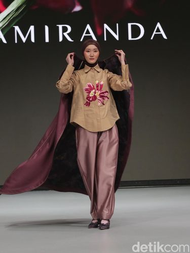 Model memperagakan busana koleksi Ria Miranda di Jakarta, Rabu (22/10/2025). Menurut Ria Miranda, JUXTAPOSED lahir dari kesadaran bahwa duka dan bahagia berjalan beriringan. Dari proses tersebut, ia menemukan kemewahan dan dinamika baru dalam desain.