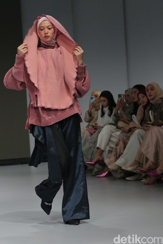 Dalam hal siluet dan material, Ria Miranda mengangkat kembali archive desainnya yang populer pada tahun 2010. Siluet baloon seperti baloon harem pants dan baloon top kembali menjadi andalan, memperlihatkan gaya yang lebih young, modern, dan kontemporer sesuai dengan visi desainer di usia 17 tahun jenamanya. Usia 17 tahun itu kan kayak lagi cheerful-nya dan remaja yang eksplorasi. Aku rasa di umur kita harus tampil young, modern dan kompemporer. Itu yang coba aku angkat di RiwMiranda 2026, ujarnya. Foto: Andhika Prasetia.