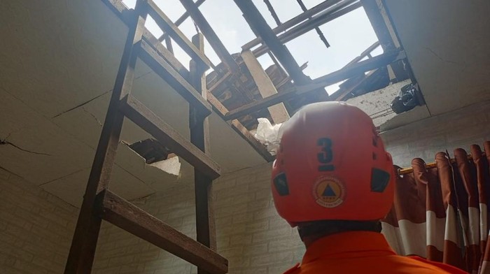 Rumah di Kota Pasurua rusak diterjang hujan campur angin