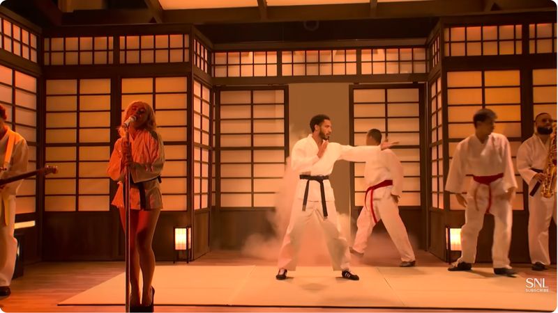 Sabrina Carpenter di Saturday Night Live.