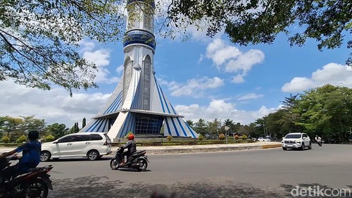 Salah satu air mancur yang ada di Tugu Mataram Metro, di Jalan Lingkar Selatan, Sekarbela, Kota Mataram.