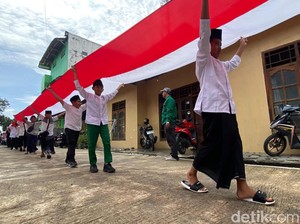 Santri Andong Boyolali Kirab Bendera Merah Putih Sepanjang 1 Km