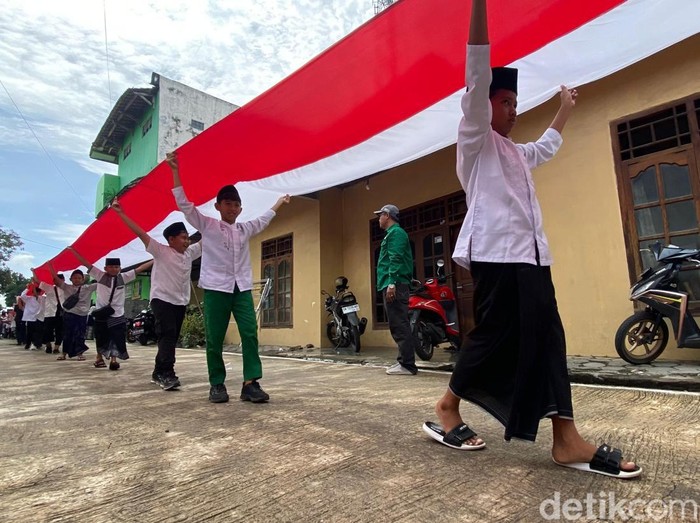 Santri di Andong, Boyolali, kirab bendera merah putih 1.000 meter untuk peringati Hari Santri, Rabu (22/10/2025).