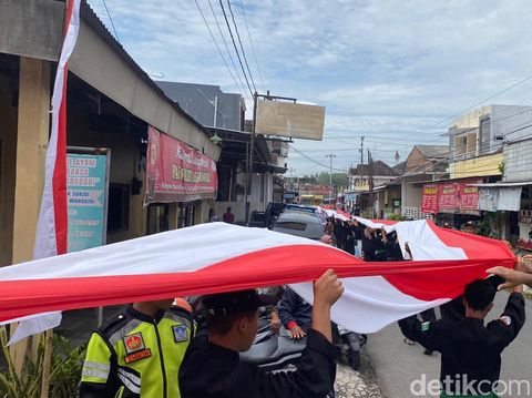 Santri di Andong, Boyolali, kirab bendera merah putih 1.000 meter untuk peringati Hari Santri, Rabu (22/10/2025).