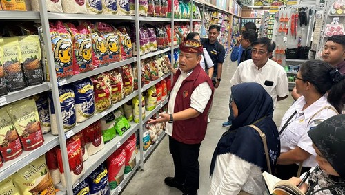 Satgas Pangan Bali melakukan sidak terkait harga beras di salah satu retail modern Denpasar, Rabu (20/10/2025). (Dok. Polda Bali)