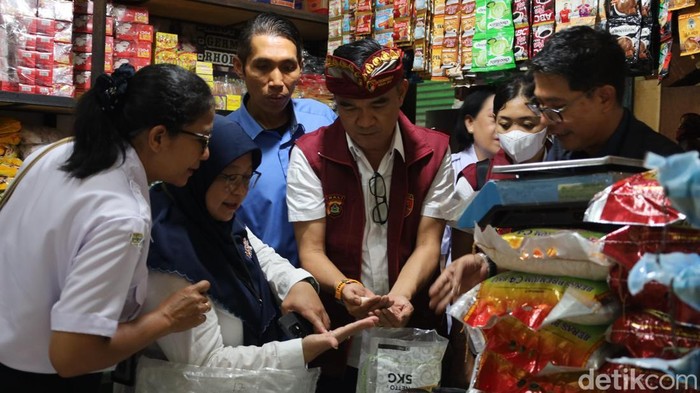 Satgas Pangan memeriksa kualitas beras yang dijual di Pasar Kreneng, Denpasar, Rabu (22/10/2025). (Foto: Aryo Mahendro/detikBali)