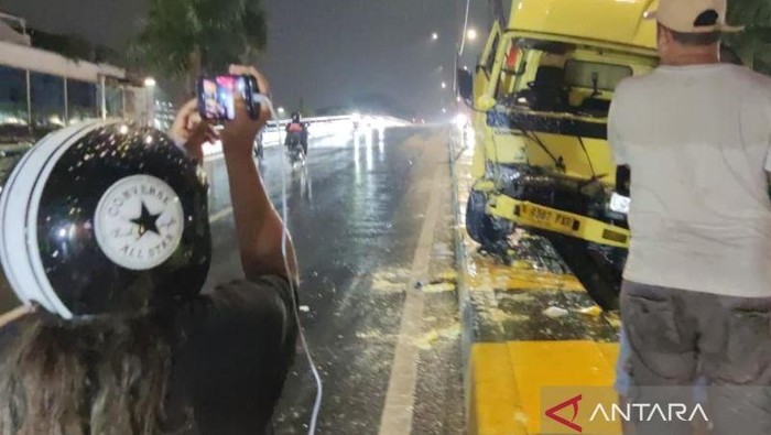 Sebuah truk boks menabrak mobil pikap pengangkut tahu saat hujan mengguyur di ruas jalan layang (flyover) Buaran arah Kalimalang, kawasan Klender, Duren Sawit, Jakarta Timur (dok. Antara)