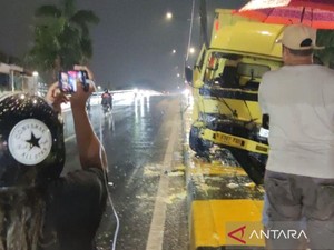 Truk Tabrak Pikap di Flyover Buaran Jaktim, Kaki Sopir Terjepit Kabin