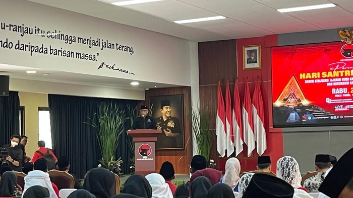 Sekjen PDIP Hasto Kristiyanto di acara seminar peringatan Hari Santri Nasional 2025 di Sekolah Partai PDIP, Lenteng Agung. (Anggi M/detikcom)