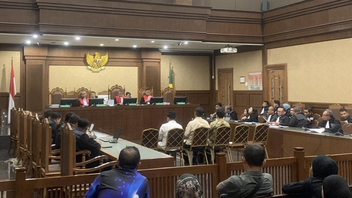 Sidang dakwaan Junaedi, Tian dan Muzzaki digelar di Pengadilan Tipikor Jakarta. (Mulia Budi/detikcom)