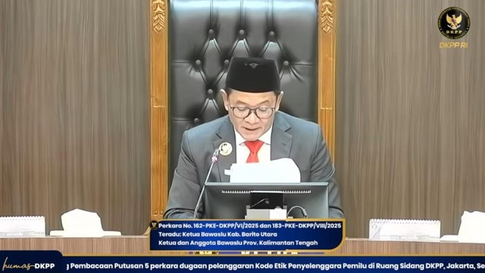 Sidang DKPP RI menjatuhkan peringatan keras ke Bawaslu Kalteng.