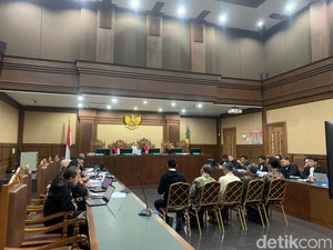 Terdakwa Kasus Migor Nangis di Sidang: Anak Tak Mau Bertemu Sejak Ditahan