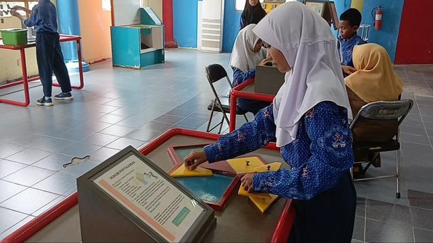 Siswa SMPN 5 Banyuasin I belajar sambil bermain di Graha Teknologi Sriwijaya.