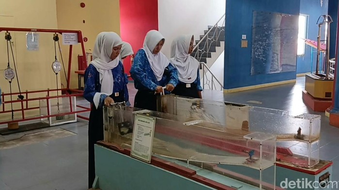 Siswa SMPN 5 Banyuasin I belajar sambil bermain di Graha Teknologi Sriwijaya.