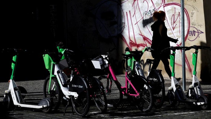 Skuter Listrik Dilarang Mulai 2026, Warga Keluhkan Trotoar Semrawut A man walks past rental e-scooters after Prague City Hall announced that all rental e-scooters will be banned from January 2026, in Prague, Czech Republic, October 21, 2025. REUTERS/David W Cerny