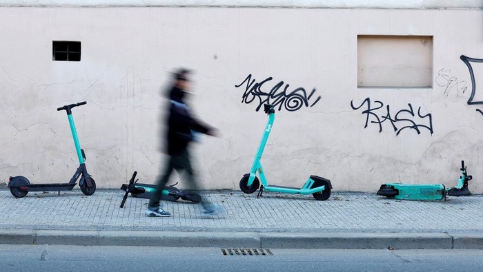 Skuter Listrik Dilarang Mulai 2026, Warga Keluhkan Trotoar Semrawut A man walks past rental e-scooters after Prague City Hall announced that all rental e-scooters will be banned from January 2026, in Prague, Czech Republic, October 21, 2025. REUTERS/David W Cerny