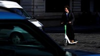 Warga mengendarai skuter listrik di jalan berbatu kawasan Kota Tua Praha. Pejabat kota menyebut kendaraan ini tidak aman di area pejalan kaki. REUTERS/David W Cerny