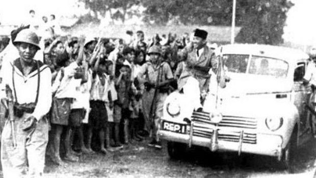 Soekarno di mobil.