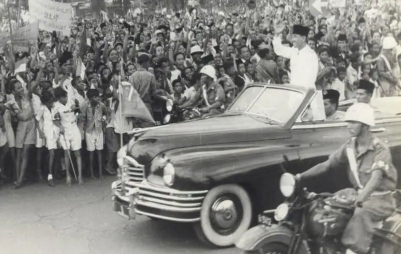 Soekarno di mobil. Soekarno di mobil.