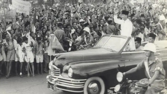 Soekarno di mobil.