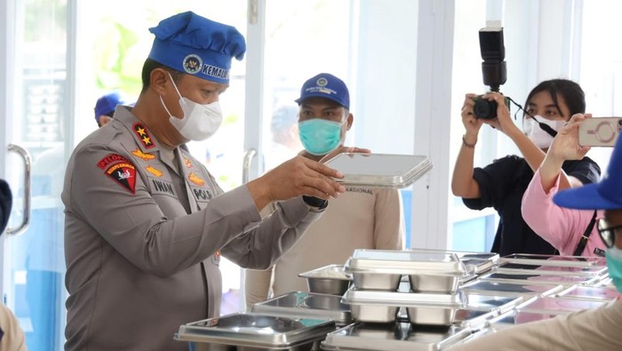 SPPG Kemala 1 Presisi Polda Kalteng mendistribusikan Makan Bergizi Gratis (MBG) kepada 1.000 penerima manfaat untuk kali pertama. Polda Kalteng memastikan makanan higienis dan sesuai ketentuan.