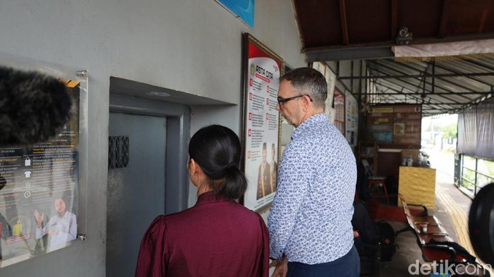 Staf Konsulat Jenderal Inggris membesuk Sandiford di LPP Kerobokan, Rabu (22/10/2025).