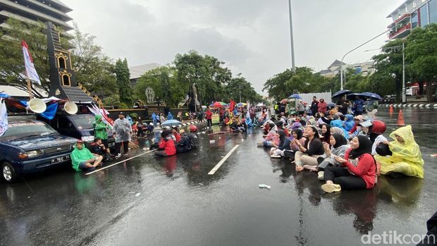 Suasana demo buruh di halaman Kantor Gubernur Jateng, Kecamatan Semarang Selatan, Kota Semarang, Rabu (22/10/2025).