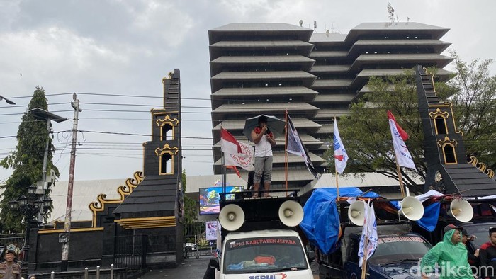Suasana demo buruh di halaman Kantor Gubernur Jateng, Kecamatan Semarang Selatan, Kota Semarang, Rabu (22/10/2025).