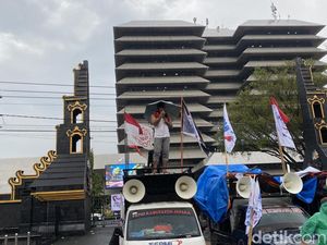Hujan-hujanan di Kantor Gubernur Jateng, Massa Buruh Tuntut Kenaikan UMP 10,5%