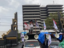 Hujan-hujanan di Kantor Gubernur Jateng, Massa Buruh Tuntut Kenaikan UMP 10,5%